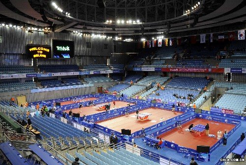 北京大學體育館內景(2007年12月13日攝)。北京大學體育館是奧運會新建場館,是世界上首座專為乒乓球比賽而建造的體育館,它在屋頂的設計上采用了兩條旋轉的屋脊,巧妙地形成了傳統的“中國脊”造型,在現代建筑中體現出中國建筑風格。 新華社發