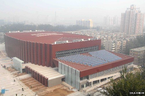 北京科技大學體育館外景(2007年11月7日拍攝)。 2008年奧運會柔道和跆拳道比賽館――北京科技大學體育館,是北京奧運會新建場館,被稱為一座“不用電力的體育館”,場館內采用光導管照明系統,安裝了148個光導管,通過采光罩高效采集室外自然光線并導入系統內重新分配,經過特殊制作的光導管傳輸和強化后,由系統底部的漫射器把自然光均勻高效地照射到場館內部,從而打破了“照明完全依靠電力”的觀念。 新華社發