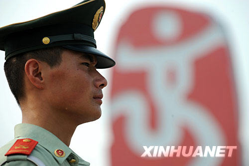 7月26早晨，一名武警戰(zhàn)士在“中國印”附近站崗執(zhí)勤。 目前，正在搭建中的“中國印”成為天安門廣場上最受人矚目的奧運景觀。 新華社記者 楊磊 攝