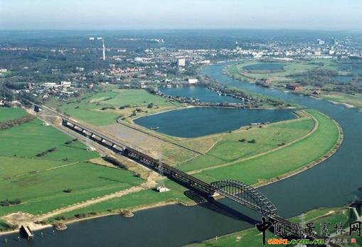 �������O(sh��)�c���o���l(f��)չ�c���m(x��)֮�g��ƽ��