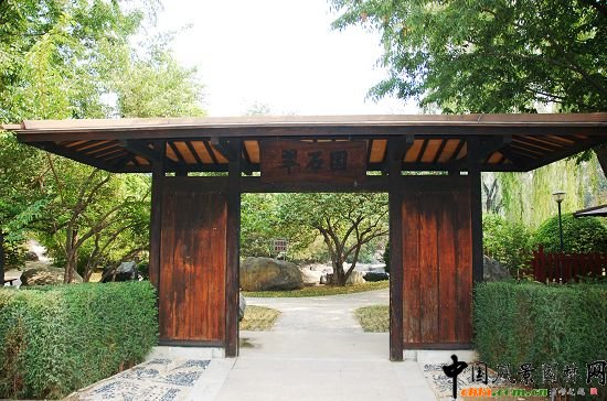 重新油飾的日本園大門及兩旁新栽植的檜柏