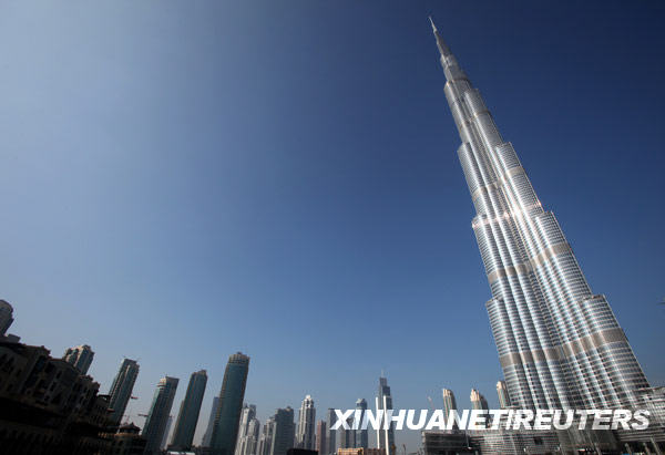 1月4日，總高超過800米、樓體160層的“迪拜塔”矗立在阿拉伯聯合酋長國迪拜。阿拉伯聯合酋長國將于當日為“迪拜塔”舉行落成典禮，揭開這座高樓確切高度的謎底。