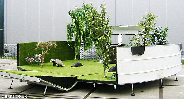 牛！美國創(chuàng)意藝術(shù)家將大篷車改造成移動花園 