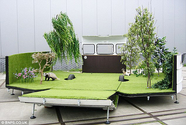牛！美國創(chuàng)意藝術(shù)家將大篷車改造成移動花園 