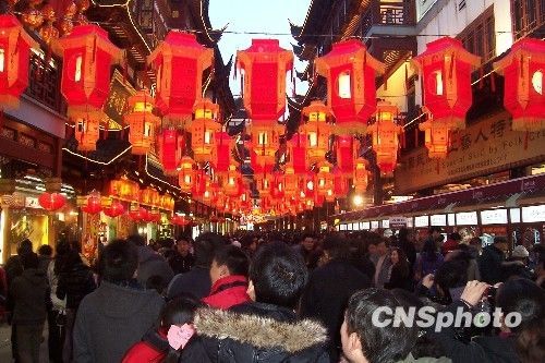 圖：上海豫園燈會(huì)吸引游客