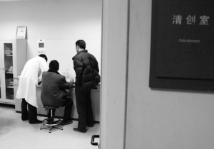 大夫正為傷者清理傷口 