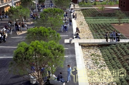 建筑物之間的下沉式庭院