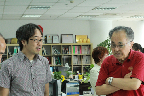 小林治人先生與年輕設(shè)計師親切交流