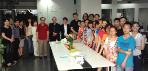 ATLAS年輕設(shè)計師主動與各位前輩合影留念