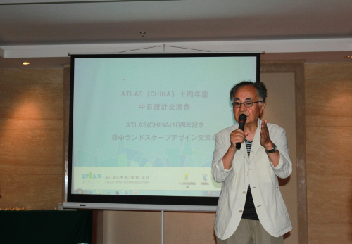 小林治人在中日交流會上做演講