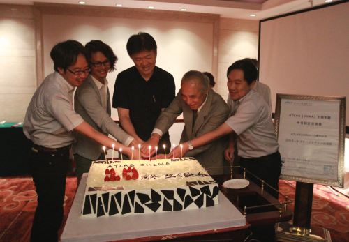 大師們切開ATLAS十年慶生日蛋糕