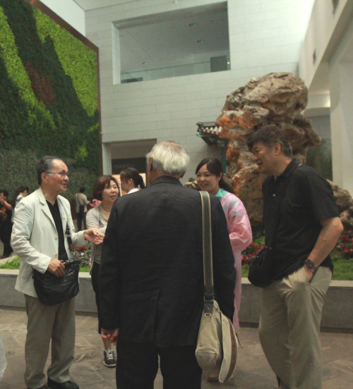 小林治人等一行人參觀園博會
