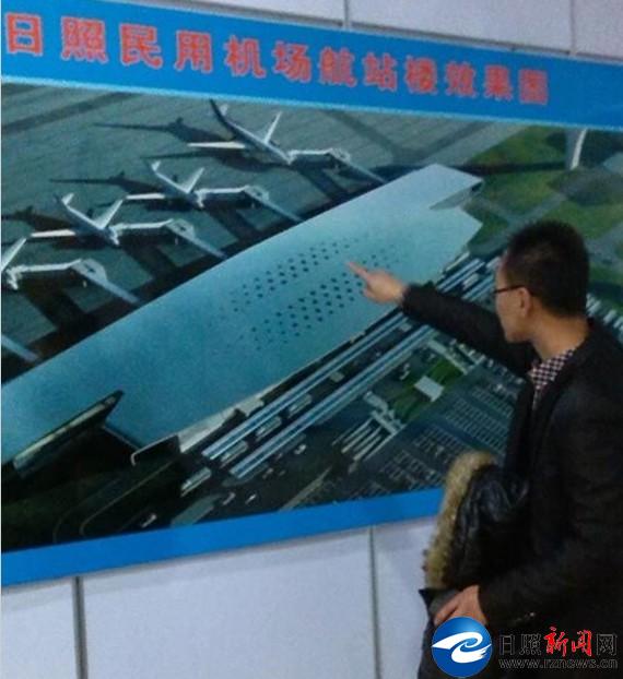 日照城市規劃展覽館內，王先生帶著兒子參觀機場效果圖