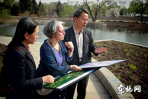 加拿大設計師馬拉卡現場指導花卉園建設。