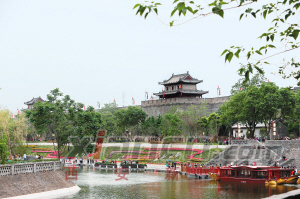 碧波再現的護城河示范段上畫舫游弋，游人如織