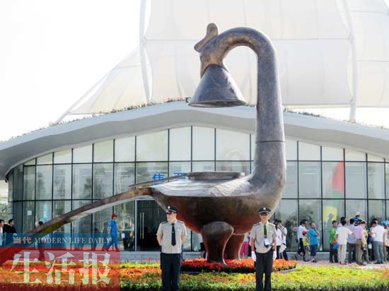 園博園景觀軸起點“銅鳳迎賓”