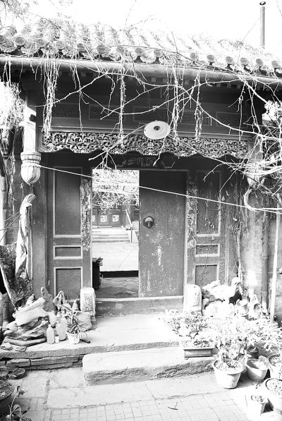 前孫公園胡同31號，門前堆滿了廢棄物