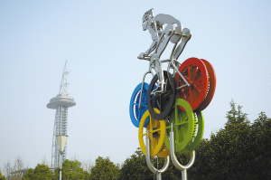 奧體西門雕塑《風(fēng)動自行車》