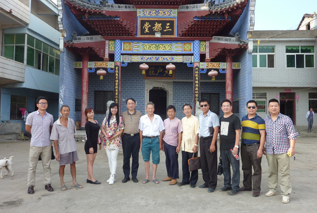 記者和大冶左家垸村民在一起。