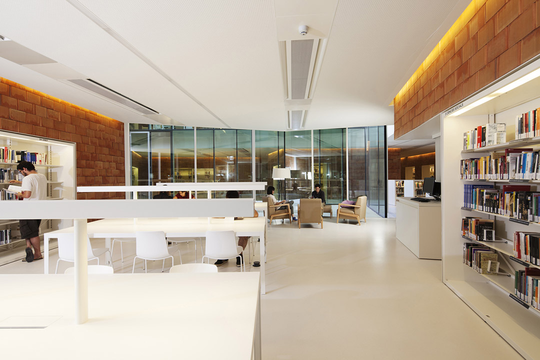 該項目旨在原有花園下方建造新建筑而不占用花園用地?！瓣柟饣▓@”是該項目的口號，這兩個簡單的詞組總結性地呈現了項目的兩個重要理念：維 護和優化現有花園；打造光線良好的趣味空間。  圖書館嵌入Vil?la Florida花園下方，花園內的樹木投下斑駁陰影。建筑內部是一個鉸接式的變化空間，每個人都能在此找到自己喜歡的位置，是一個 個性化的獨特空間。