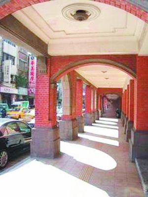 葉金涂古宅改建，保留了騎樓結構。