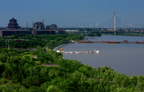 清渭樓、渭城橋與綠地水面完美融合
