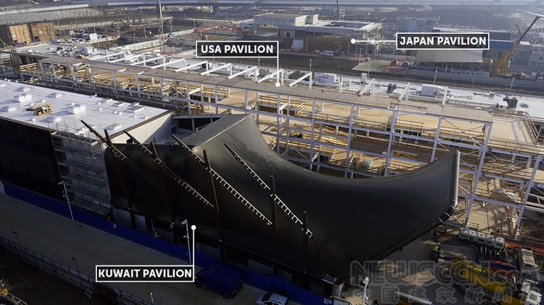 帳篷形的科威特展館毗鄰模塊化的美國館