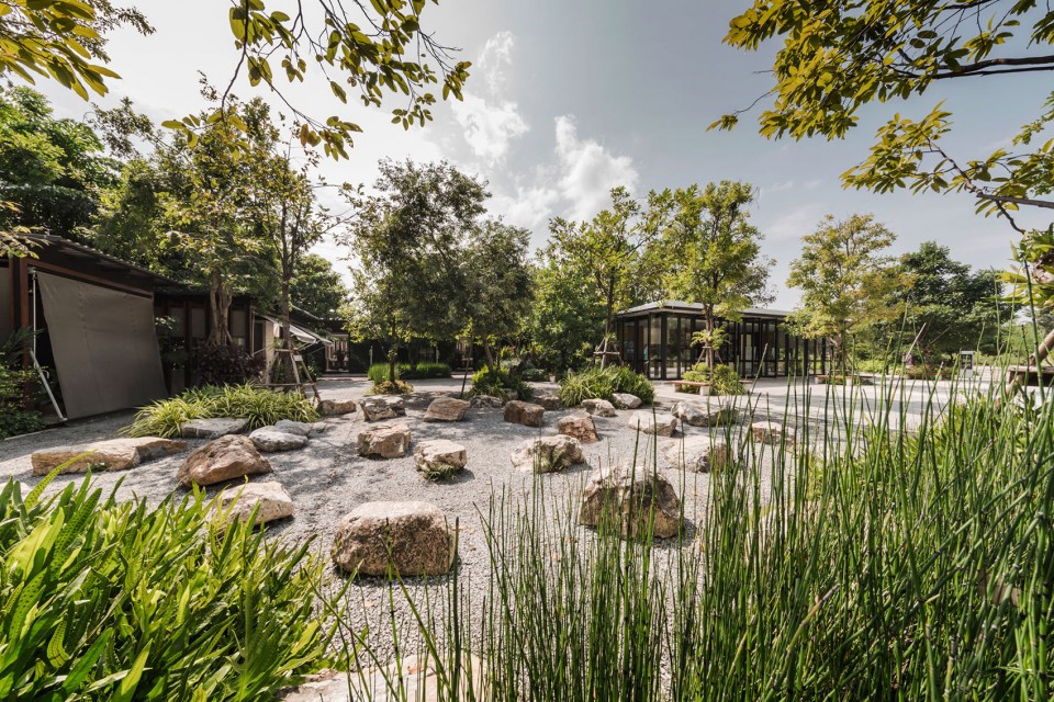 高速路旁的鄉土風格開放型城市公園