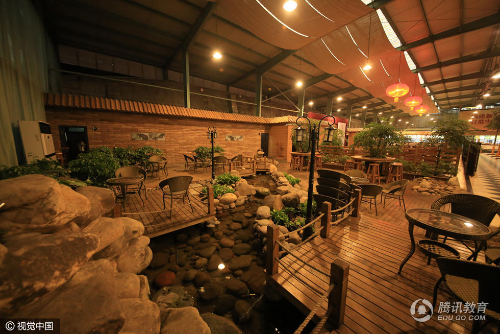 高校現“園林風”食堂 有樹有水能奏樂