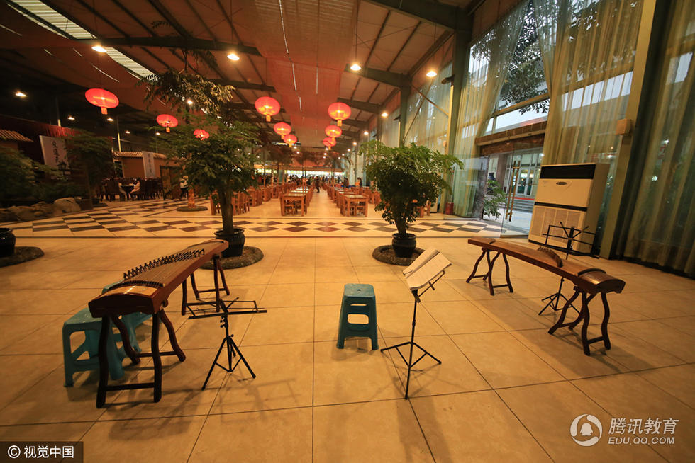 高校現“園林風”食堂 有樹有水能奏樂