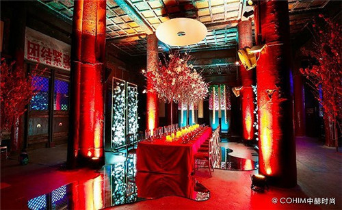 幾種經(jīng)典歐式長(zhǎng)餐桌上的宴會(huì)花藝