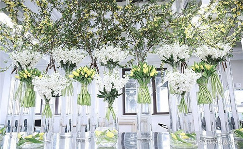 幾種經(jīng)典歐式長(zhǎng)餐桌上的宴會(huì)花藝