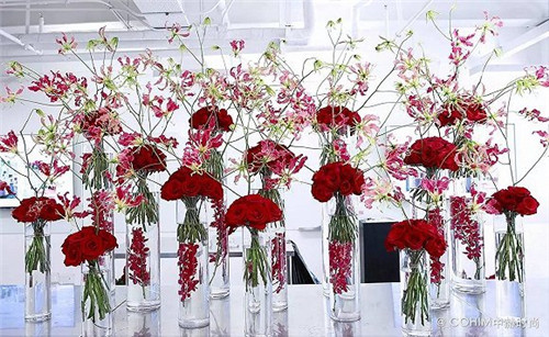 幾種經(jīng)典歐式長(zhǎng)餐桌上的宴會(huì)花藝