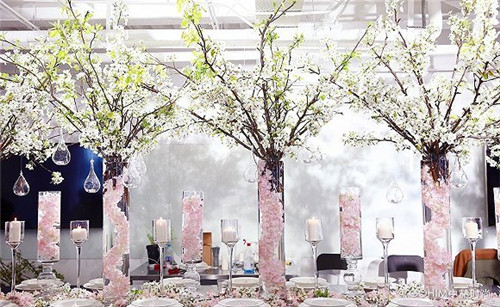 幾種經(jīng)典歐式長(zhǎng)餐桌上的宴會(huì)花藝