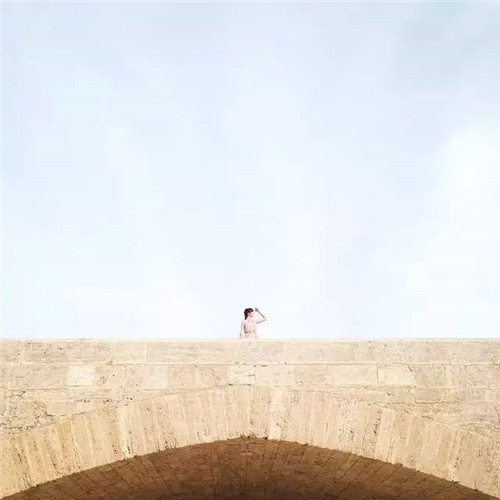 西班牙小情侶把全球景點(diǎn)玩出小情調(diào)