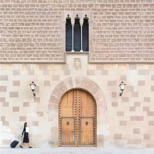 西班牙小情侶把全球景點(diǎn)玩出小情調(diào)