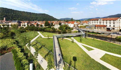 法國小鎮(zhèn)拉翁萊塔普沿著默爾特河岸