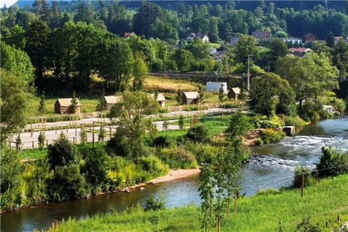 法國小鎮(zhèn)拉翁萊塔普沿著默爾特河岸