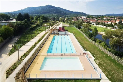 法國小鎮(zhèn)拉翁萊塔普沿著默爾特河岸