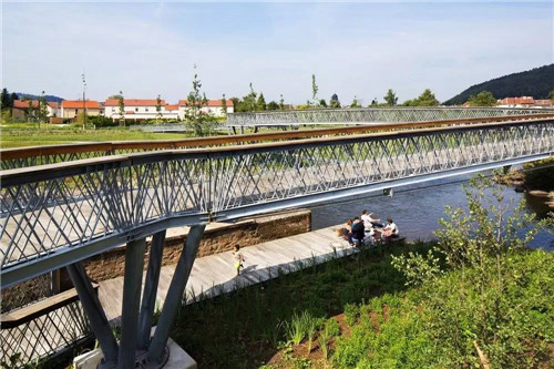 法國小鎮(zhèn)拉翁萊塔普沿著默爾特河岸