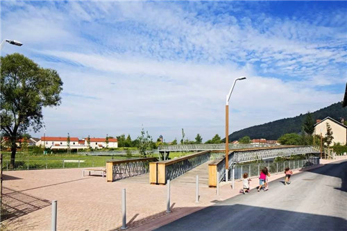 法國小鎮(zhèn)拉翁萊塔普沿著默爾特河岸