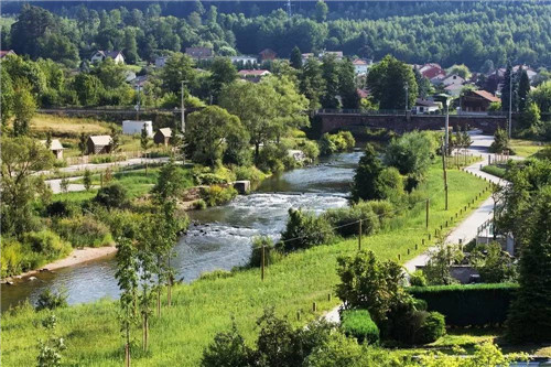 法國小鎮拉翁萊塔普沿著默爾特河岸