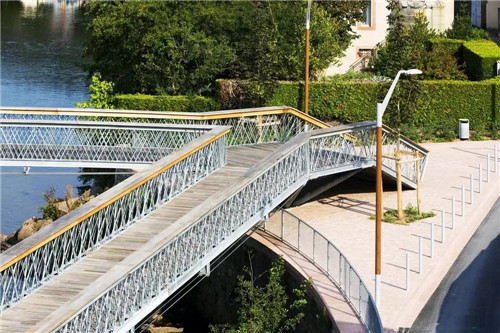 法國小鎮拉翁萊塔普沿著默爾特河岸