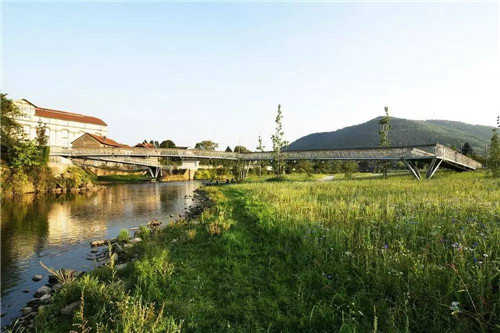 法國小鎮拉翁萊塔普沿著默爾特河岸