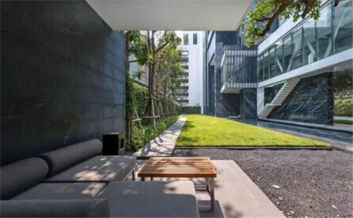 LAB設(shè)計(jì)事務(wù)所作品:HQ Thonglor住宅景觀