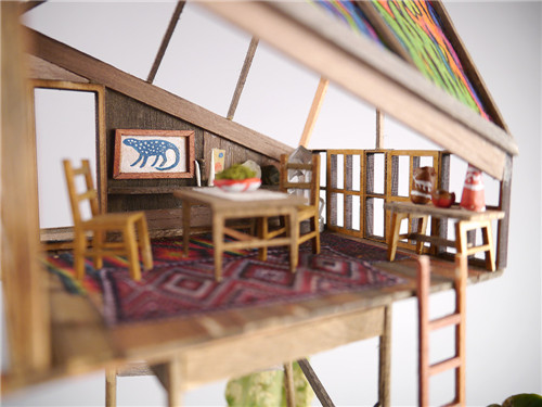 微型樹屋雕塑圍繞植物，藝術源于生活