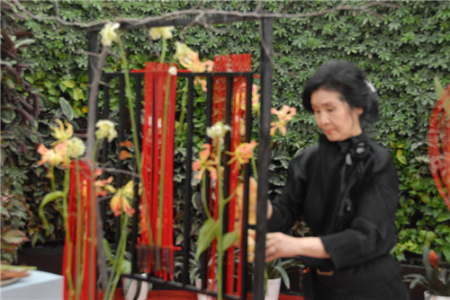 國內外花藝大師同臺獻藝 秦皇島舉辦國際插花藝術展