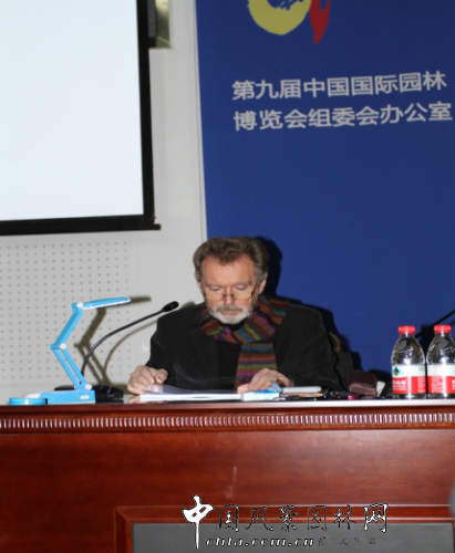 論壇：彼得-拉茨的報告會好火爆喲, 上圖...