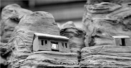 陶房?jī)?nèi)通過(guò)LCD屏幕播放的動(dòng)畫(huà)表現(xiàn)出房?jī)?nèi)人們的活動(dòng)