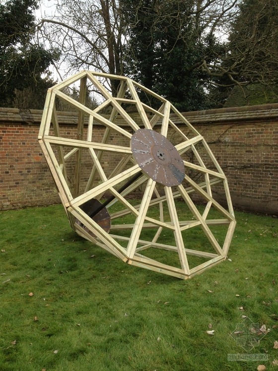 英國倒置茅草屋頂雕塑